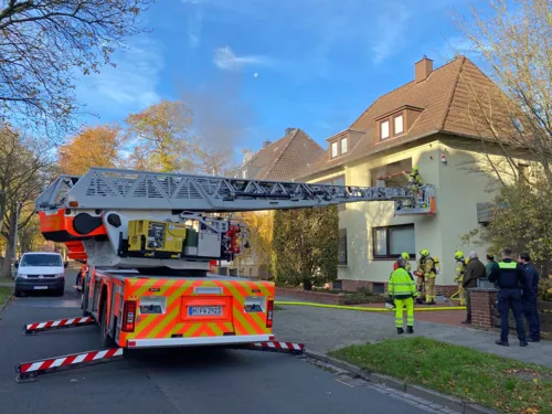 Die Feuerwehr löschte den Brand  und befreite das betroffene Geschoss sowie den Treppenraum vom giften Brandrauch.